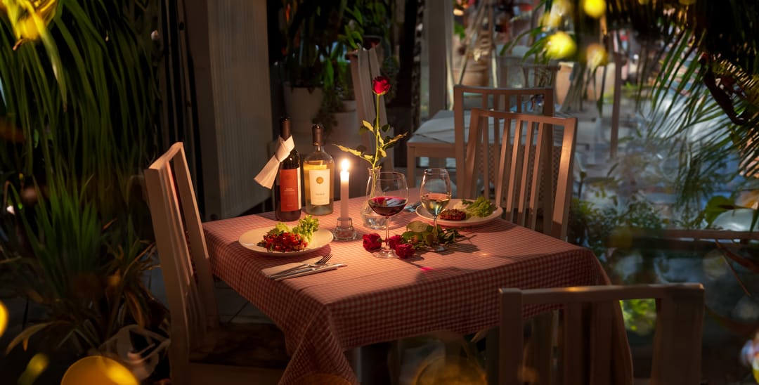 Außenansicht vom Ristorante Atmosfera mit stimmungsvoller Beleuchtung